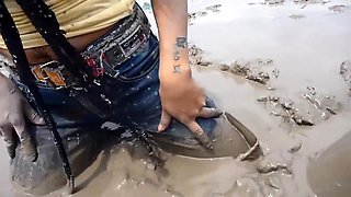 thai girls mazlení in mud