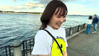 キュートなドM人妻が楽しそうにちんぽ舐めて目隠しで手マンされておまんこ濡れ濡れ