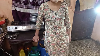 Desi stepmom cooking gets surprise hug from behind - Hindi dirty talk xxx