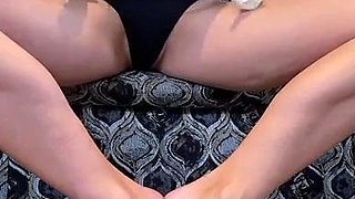 Lezlyan aka la_little_dancer_feet OnlyFans - Do you think
