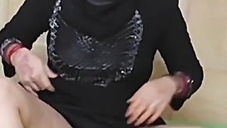 Muslim Bhabi Ne Hathodi Apni Chut Me Daal Di