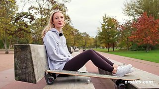 Mit Spruhsahne Macht Die Zierliche Nattie Ihren Riesen-dildo Feucht Fur Einen Heiben Ritt