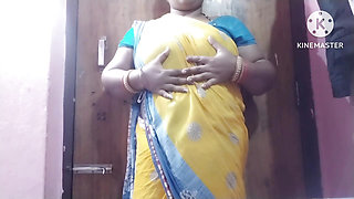 Desi aunty showing her big boobs to her boyfriend with hindi audio sex talk