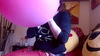 Italian MILF Cums on Top of the Balloons All Wet