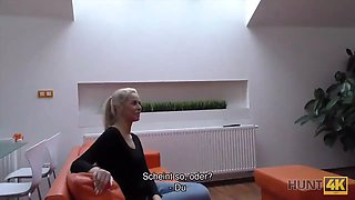 Hunt4k. hunter fängt den richtigen moment ein, um teen blondie zu verführen