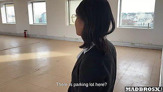 A Real Estate Agent Fucked During a Visit and in the Toilet to Sell Her Prope...