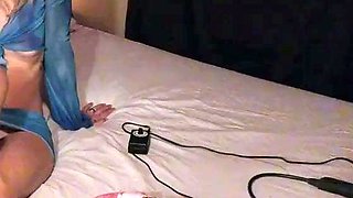 Hot Babe Uses a Fuck Machine and Sexy Outfit on Webcam