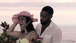 Babes - hidden getaway - Julia Roca