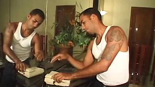 Hot young girl moaning and cumming giving her pussy and the cusinho very tasty