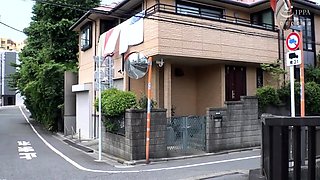 Hot Japanese babe gives a perfect handjob