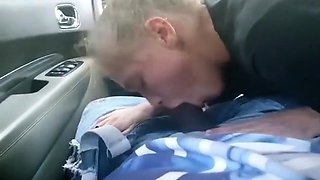 AMATEUR BLONDE SUCKING A BIG BLACK COCK IN A CAR