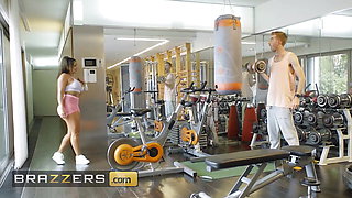 Danny Drills La Paisita Oficial's Wet Pussy At The Gym Right Behind His Wife's Back - BRAZZERS