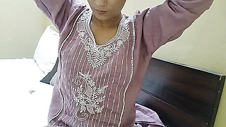 Desi jwan larki ko ghar me pakar kar pel diya