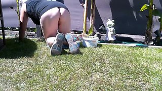 Hot German MILF SimoneLive1 Naked Behind Hedge - Amateur Outdoor Peeping