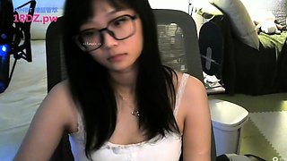 Pissing masturbating babe solo toy play