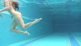 Great underwater performance of sizzling nude babe Sazan Cheharda