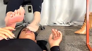 Goddess Grazi – Suck my feet in nylons and boots