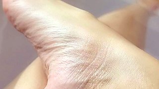 Close up amateur beauty uses her toy to masturbates