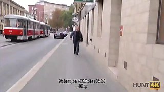 Hunt4k. hunter fängt den richtigen moment ein, um teen blond zu verführen