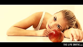 Watch kinky babe masturbate to an intense squirting orgasm by The Life Erotic: Porn