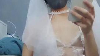 The most beautiful bride with white silk high heels is slutty with her wolf friend and wants to give her first night to her wolf friend. The vibrator is stuffed into her anus, and her pussy is covered with large props.