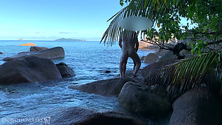 Catching nude couple -sex on beach