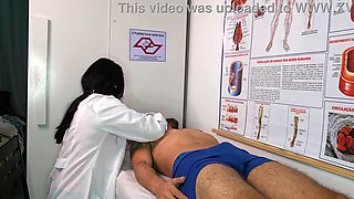 enfermeira fica excitada ao ver ere o do paciente