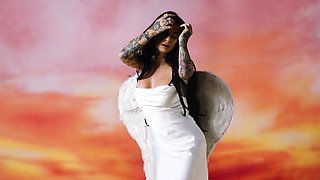 Curvy tattooed MILF shows off big boobs