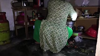 Desi Aunty Anal Doggy Style - Bangladeshi Step Mom Fucked Hard in Ass While Cooking