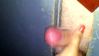 Svenska Hustruns Glory Hole Handjob