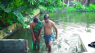 Pados ki bhabhi ko nadi ke bich me choda