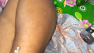 Desi ladki chit mein khira dal ke mal mal likal diya