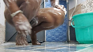 Gay handjob bathroom mein jakar hath se hi khol