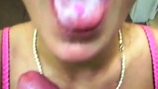 Deutsche Amateurin schluckt Sperma nach einem Blowjob