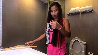 Tattooed Pinay Serves Big Dick With High Price