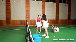 Sporty models Amelia Ost and Alice Klay fuck on the green field