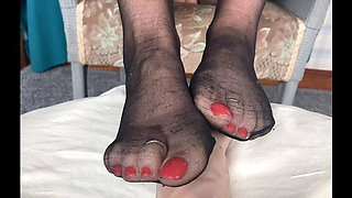 Mrs Mature Feet Part 3: Sexy Feet, Toes and Soles Show Off