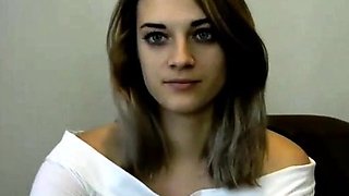 Webcam Girl Flashes Her Tits for Us
