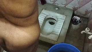 Bangladeshi Bhabhi Showing Her Nude Body During Shower