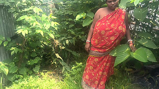 Indian desi housewife ki chudai ki jungle mein outdoor