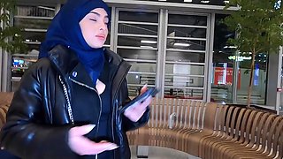Arabic babe is ready to give her for a stranger's help in the airport