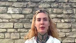 Emma, 21, is getting into pure exhibitionism! - Jacquie et Michel TV