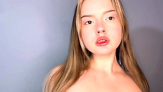 Sexy babe loves to suck lollipops and cum in her mouth