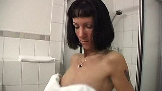 Petite slut pleasure her wet cunt under shower