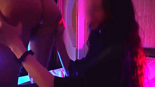 sa copine le prend au gode ceinture