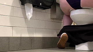 Fat Pussy Peeing in Public Toilets