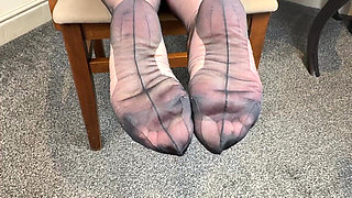 Vgq23 Aunty Sandra Putting on Her Classic Seamed Stockings