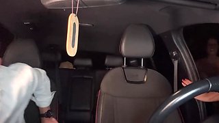 pam se baise une jolie fille sur la banquette arriere