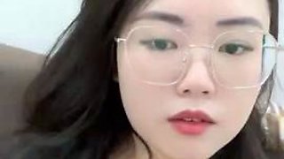 Amateur Webcam Cute Teen Plays Solo with Big