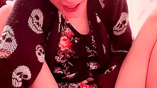 Amateur preggo hoe toys her pussy close up in fetish solo